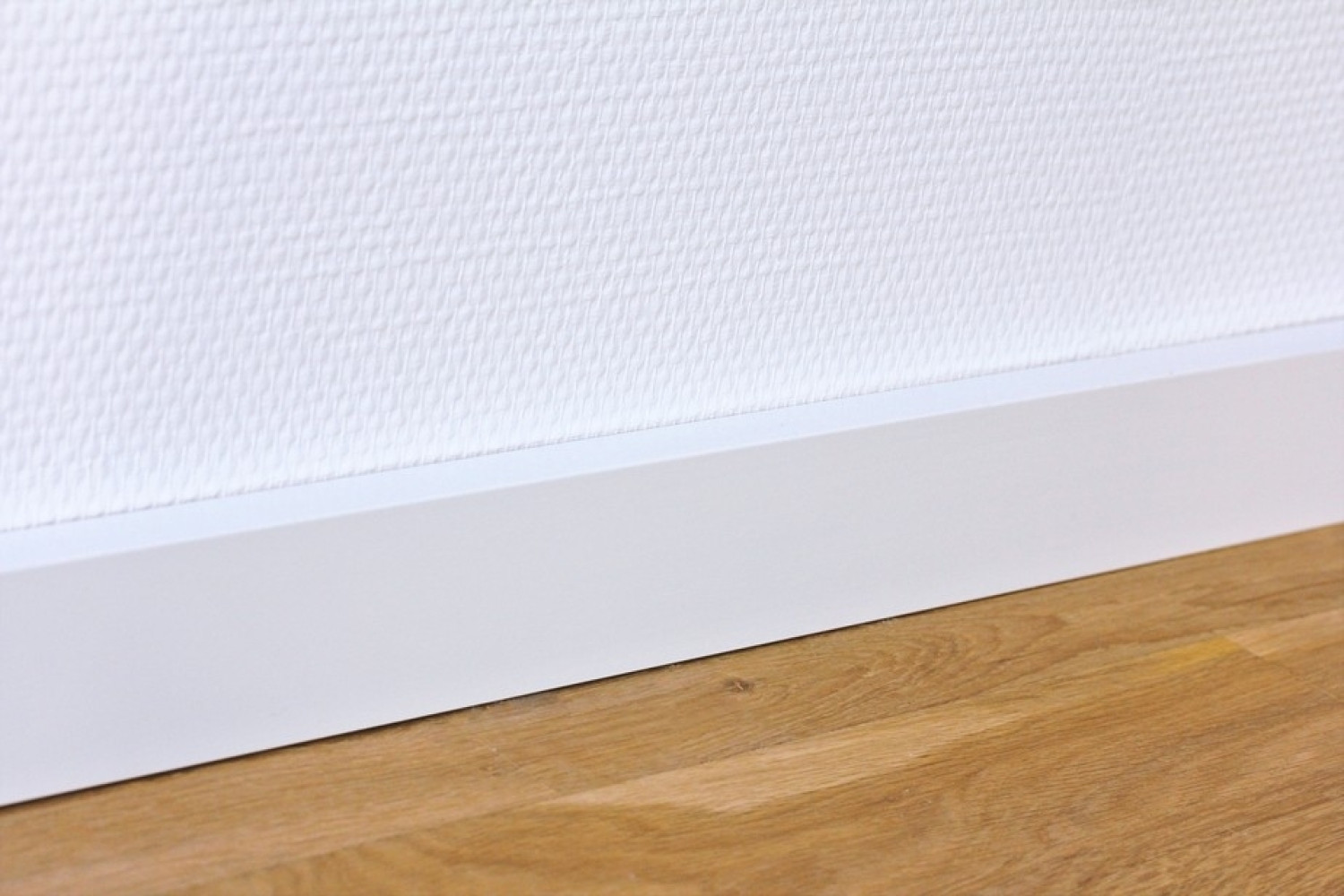 Wandansicht von Sockelleiste 18 x 60 x 2400 mm Massivholz weiß lackiert eckig/gefast Clip-Nut Milieu