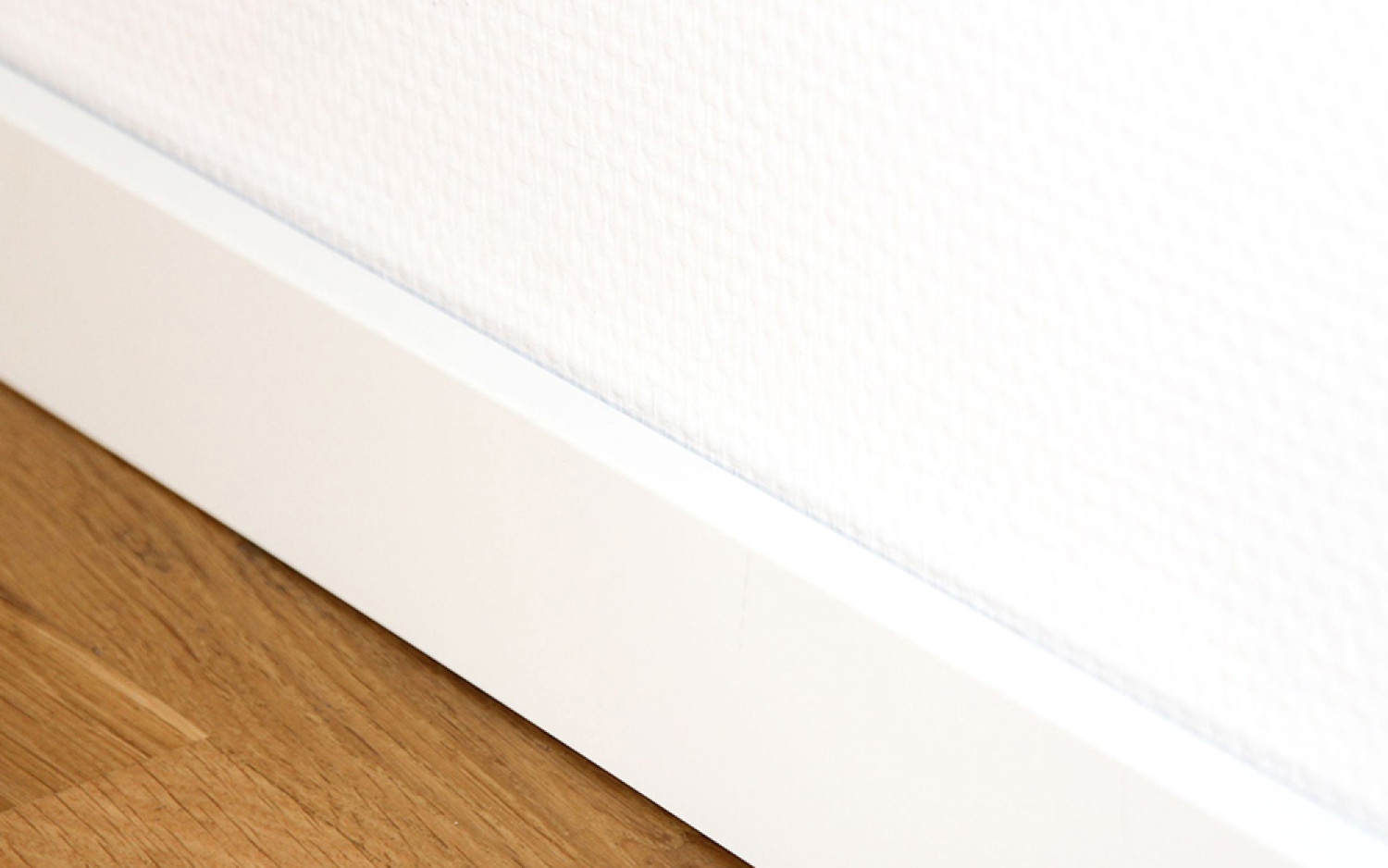 Wandansicht von Sockelleiste 18 x 58 x 2440 mm MDF weiß konisch Clip-Nut