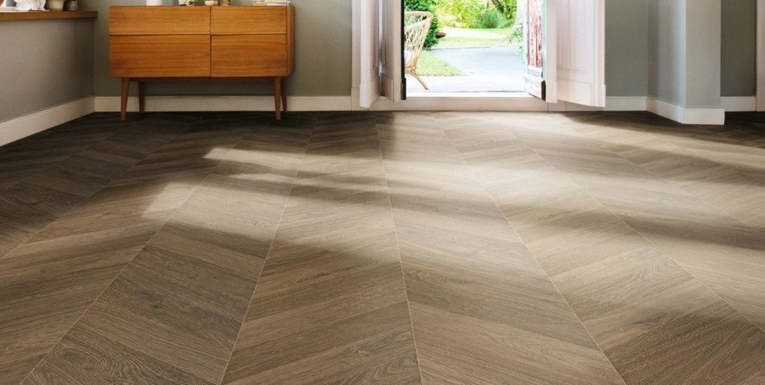 HARO Chevron 4VM Eiche geräuchert auth. TRITTY 200 Aqua LC plus Laminat