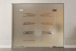 Frontansicht von Bukarest Motiv klar 2-flg. Glaspendeltür mit zwei festen Seitenteilen und Oberlicht DORMA Mundus BTS Variante 12 - Erkelenz