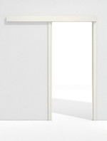 Frontansicht von GARANT Schiebetürsystem vor der Wand laufend Weiß Struktur Premium CePaL