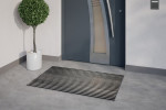 Milieubild Hauseingang mit Topfpflanze und grauen Fliesen von Aluprofilmatte KLASSIK Brush BL01 schwarz - Entrada