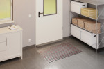 Milieubild Garage mit Metallregal, Schrank und Aluprofilmatte KLASSIK Rips T01PP schwarz / Work B04 braun - Entrada