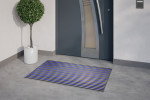 Milieubild Hauseingang mit Topfpflanze und grauen Fliesen von Aluprofilmatte KLASSIK Safe R01V schwarz / Work B06 blau – Entrada