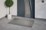 Milieubild Hauseingang mit Topfpflanze und grauen Fliesen von Aluprofilmatte KLASSIK Safe R01V schwarz / Work B02 grau - Entrada