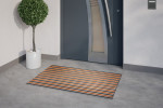 Milieubild Hauseingang mit Topfpflanze und grauen Fliesen von Aluprofilmatte KLASSIK Safe R01V schwarz / Work B08 orange - Entrada