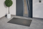 Milieubild Hauseingang mit Topfpflanze und grauen Fliesen von Aluprofilmatte ROYAL Rips T01PP schwarz - Entrada