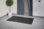 Milieubild Hauseingang mit Topfpflanze und grauen Fliesen von Ringgummimatte Bee 22 schwarz 150 x 100 cm- Entrada