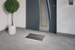 Milieubild Hauseingang mit Topfpflanze und grauen Fliesen von Schuhabtreter HOME Brush BL01 schwarz 60 x 42 cm - Entrada