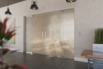 Milieubild von Atessa Motiv klar 2-flg. Glaspendeltür mit zwei festen Seitenteilen DORMA Mundus BTS Variante 6 - Erkelenz