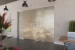 Milieubild von Morse Motiv klar 2-flg. Glaspendeltür mit zwei festen Seitenteilen DORMA Mundus BTS Variante 6 - Erkelenz
