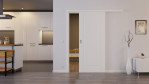Front-Milieuansicht von der vor der Wand laufenden Kontur 1 Classic Weißlack Schiebetür - Huga