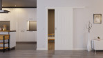 Front-Milieuansicht von der vor der Wand laufenden Kontur 4 Classic Weißlack Schiebetür - Huga