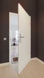 Front-Milieuansicht von GARANT Wohnungseingangstür U11026SD Kristallweiß GHK08