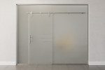 Frontansicht von Bahia Motiv klar Glasschiebetür mit zwei festen Seitenteilen und Oberlicht DORMA MANET Variante 1 - Erkelenz