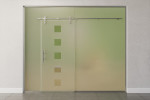 Frontansicht farbig von Cinque Motiv klar Glasschiebetür mit zwei festen Seitenteilen und Oberlicht DORMA MANET Variante 1 - Erkelenz