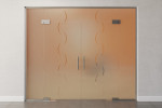 Frontansicht farbig von Atessa Motiv klar 2-flg. Glaspendeltür mit zwei festen Seitenteilen und Oberlicht DORMA Mundus BTS Variante 12 - Erkelenz