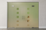 Frontansicht farbig von Cinque Motiv klar 2-flg. Glaspendeltür mit zwei festen Seitenteilen und Oberlicht DORMA Mundus BTS Variante 12 - Erkelenz