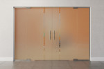 Frontansicht farbig von Algo Motiv klar 2-flg. Glaspendeltür mit zwei festen Seitenteilen DORMA Mundus BTS Variante 6 - Erkelenz