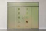 Frontansicht farbig von Cinque Motiv klar 2-flg. Glasschiebetür mit zwei festen Seitenteilen und Oberlicht DORMA MUTO Variante 2 - Erkelenz