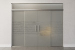 Frontansicht 2 von Morse Motiv klar 2-flg. Glasschiebetür mit zwei festen Seitenteilen und Oberlicht DORMA MUTO Variante 2 - Erkelenz