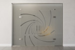 Frontansicht von Cristall Motiv klar 2-flg. Glaspendeltür mit zwei festen Seitenteilen und Oberlicht DORMA Tensor Variante 6 - Erkelenz