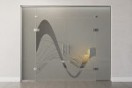 Frontansicht von Sinus 2 Motiv klar 2-flg. Glaspendeltür mit zwei festen Seitenteilen und Oberlicht DORMA Tensor Variante 6 - Erkelenz