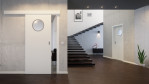 Schiebetür Hochweiß RAL 9003 CPL Bullauge Edelstahl - Interio mit vor der Wand laufendem System im Wohnzimmer