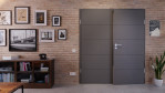 Front-Milieuansicht von HÖRMANN Doppelflügeltür Groove 27 Staubgrau RAL 7037 Lack DesignLine mit Zarge