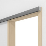 Detailansicht von GARANT Line-Schiebetürsystem vor der Wand laufend Authentic Sand CePaL