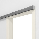 Detailansicht von GARANT Line-Schiebetürsystem vor der Wand laufend Weißlack 9010 CePaL