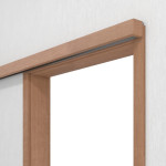 Detailansicht von LEBO Schiebetürsystem vor der Wand laufend Ami. Kirschbaum Matt Echtholzfurniert mit Zarge