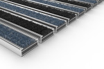 Schräge Detailansicht von Aluprofilmatte KLASSIK Rips T06PP blau/grau / Brush BL01 schwarz - Entrada