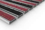 Schräge Detailansicht von Aluprofilmatte KLASSIK Rips T09PP rot / Brush BL01 schwarz - Entrada