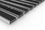 Schräge Detailansicht von Aluprofilmatte KLASSIK Safe R01V schwarz / Brush BL01 schwarz - Entrada