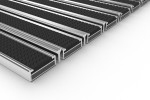 Schräge Detailansicht von Aluprofilmatte KLASSIK Safe R01V schwarz / Kratzleiste - Entrada