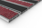 Schräge Detailansicht von Aluprofilmatte ROYAL Rips T09PP rot / Safe R01V schwarz - Entrada