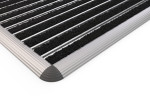 Schräge Detailansicht von Schuhabtreter HOME Brush BL01 schwarz 60 x 42 cm - Entrada