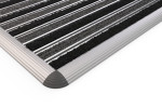 Schräge Detailansicht von Schuhabtreter HOME Rips T05PP grau / Brush BL01 schwarz 60 x 42 cm - Entrada
