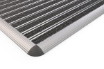 Schräge Detailansicht von Schuhabtreter HOME Rips T05PP grau 60 x 42 cm - Entrada