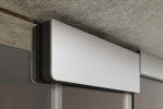 Detailansicht von Curves Motiv matt Glaspendeltür mit zwei festen Seitenteilen DORMA Mundus BTS Variante 3 - Erkelenz