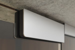 Detailansicht von Quer Motiv matt Glaspendeltür mit zwei festen Seitenteilen DORMA Mundus BTS Variante 3 - Erkelenz