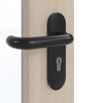 Detailansicht der Oberfläche von GARANT Rauchschutztür Authentic Akazie GCK08 mit Lichtausschnitt LA-4 schlossseitig
