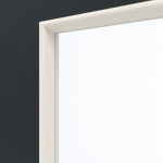 Detailansicht des Lichtausschnitts von GARANT Wohnungseingangstür U12000SD Vulkanschwarz GHK08 mit Lichtausschnitt LA-5 bandseitig