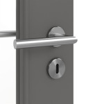 Detailansicht der Oberfläche von HÖRMANN Doppelflügeltür Groove 29 Staubgrau RAL 7037 Lack DesignLine mit Lichtausschnitt LA 8 mit Zarge