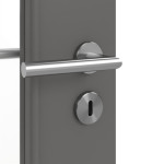 Detailansicht der Oberfläche von HÖRMANN Doppelflügeltür Groove 31 Staubgrau RAL 7037 Lack DesignLine mit Lichtausschnitt LA 24 schlossseitig mit Zarge