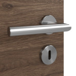 Detailansicht der Oberfläche von HÖRMANN Doppelflügeltür Pure 2 Alpineiche quer Duradecor DesignLine mit Lichtausschnitt quer mit Zarge