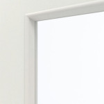 Detailansicht des Lichtausschnitts von GARANT Rauchschutztür Weiß Struktur Premium CePaL mit Lichtausschnitt LA-4 bandseitig