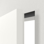 Detailansicht der geöffneten Tapetentür-Set RAL 9016 matt lackiert mit Zarge und Drücker - Küffner