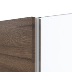 Detailansicht des Lichtausschnitts von HÖRMANN Schiebetür Pure 1 Alpineiche quer Duradecor DesignLine mit Lichtausschnitt Bandseite